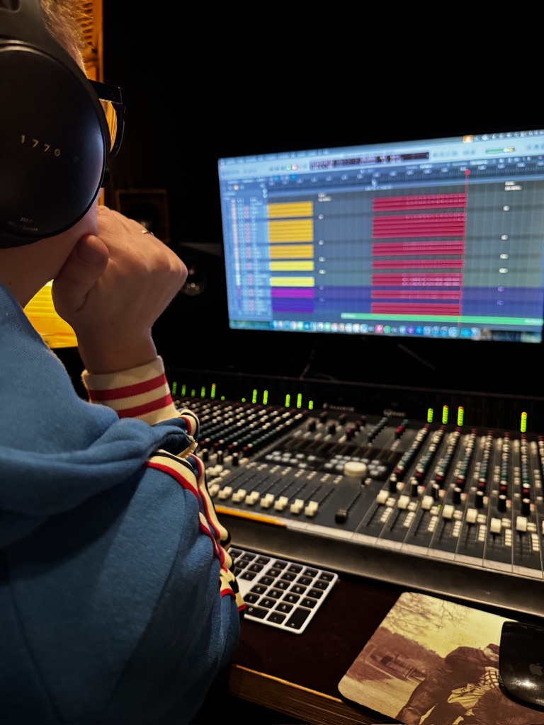 Toningenieur beim Mixing am Pult im MJM Studio